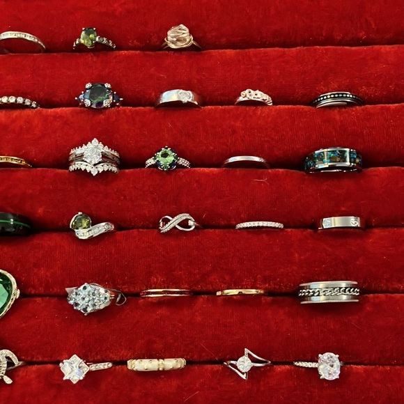 Big lot of 46 +10 piece, assorted, beautiful men’s, and ladies rings, jewelry - Picture 2 of 11